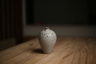 家居插花藝術與手工粗陶花插的美學融合